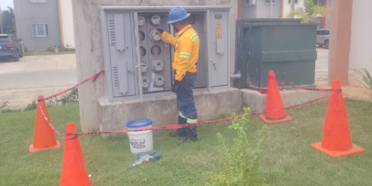 Edeeste detecta conexiones ilegales en residenciales de Ciudad Juan Bosch