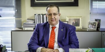 Magín J. Díaz es designado ministro de Hacienda