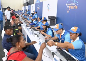 Banreservas lleva Bancarizar es Patria al barrio Los Mina