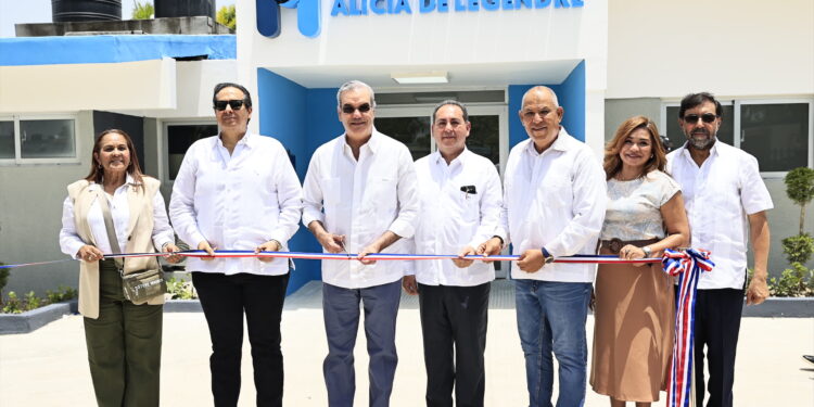 Abinader entrega remozado hospital de Villa Riva
