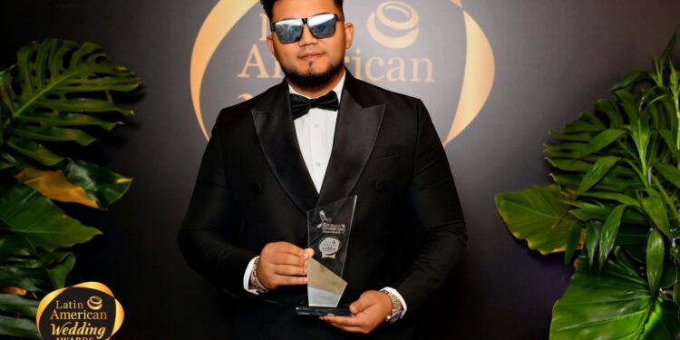 Saxofonista Darling Sax es premiado como mejor show instrumental para fiestas de la Zona Este del país