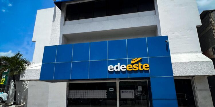 EDEEste informa avería en circuitos de Villa Mella por impacto a poste eléctrico
