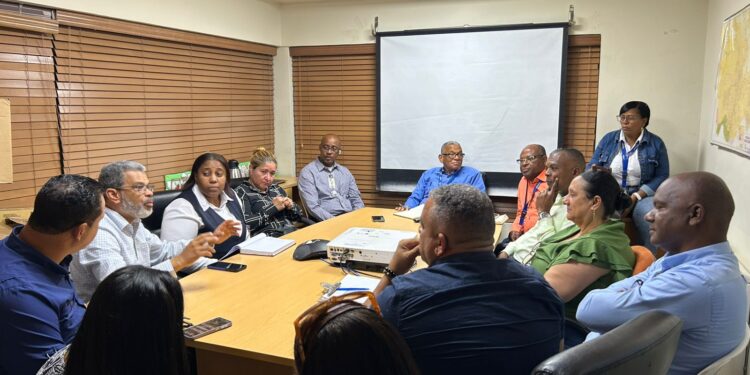 Edeeste sostiene encuentro con presidentes de juntas de vecinos de residenciales de la avenida Jacobo Majluta