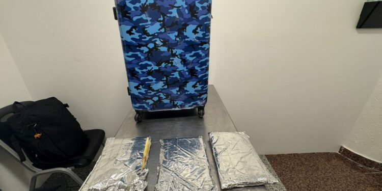 Detienen extranjero intentó viajar a España con tres láminas de presunta cocaína oculta en la maleta