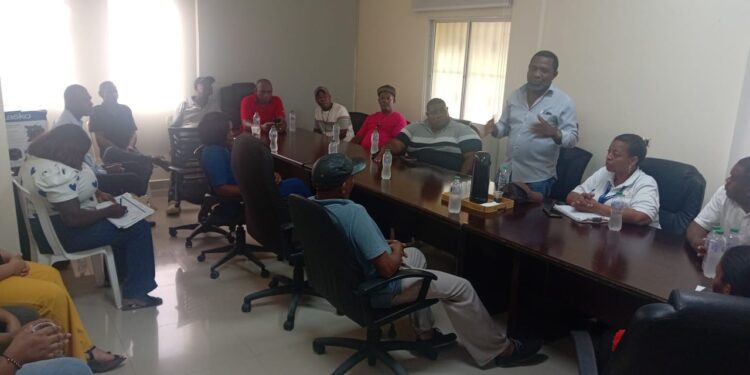 Edeeste refuerza contacto directo con comunidades para atender averías y explicar situación actual