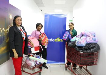 Colaboradores de Edeeste apadrinan niños de escasos recursos con entrega de útiles escolares