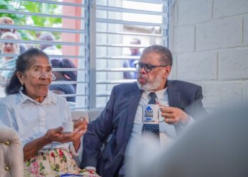Modesto Guzmán entrega vivienda reconstruida y amueblada a señora en Boca Chica