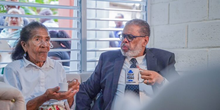 Modesto Guzmán entrega vivienda reconstruida y amueblada a señora en Boca Chica