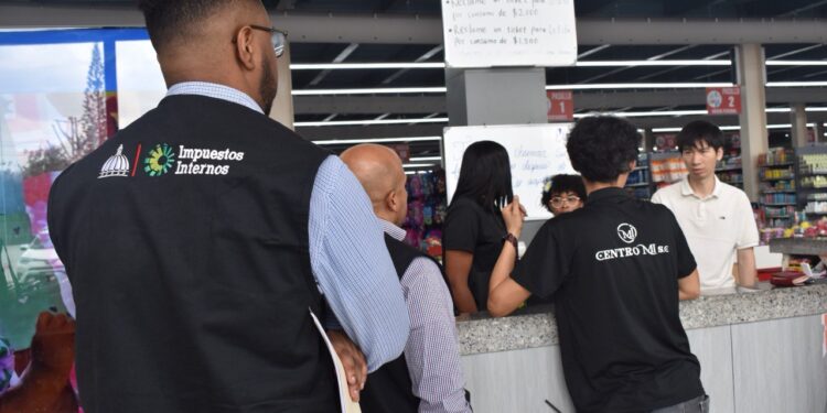 DGII realiza operativo en comercios nacionales y asiáticos (chinos) para auditorías fiscales