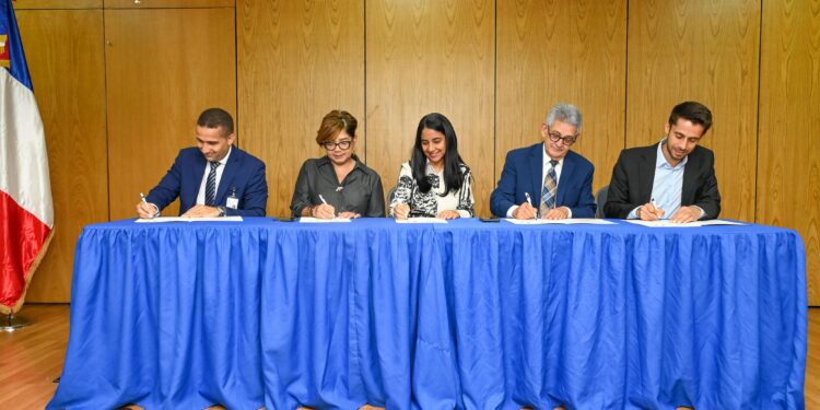 RD y Francia firman acuerdo para impulsar finanzas públicas sostenibles e inclusivas