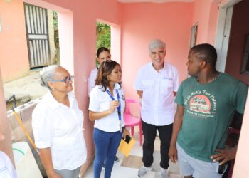 Edeeste y representantes del Banco Mundial recorren proyecto de rehabilitación de redes en Los Guaricanos