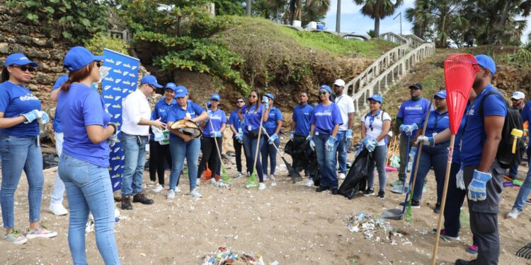 Colaboradores de Edeeste se unieron a la jornada del Día Mundial de Limpieza de Playas