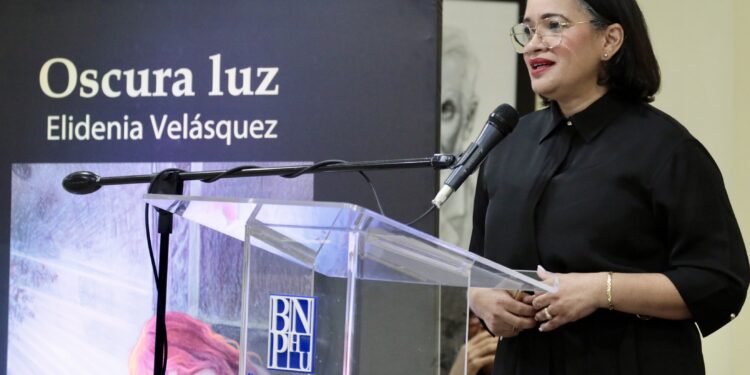 Elidenia Velásquez presenta con éxito su poemario «Oscura luz» en la Biblioteca Nacional