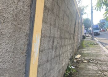 Comunitarios advierten posible colapsamiento de pared, Escuela República de Ecuador