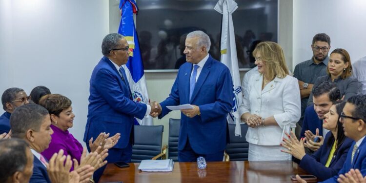 Juramentan a Edgar Augusto Feliz Méndez como director de Asistencia Social y Alimentación Comunitaria