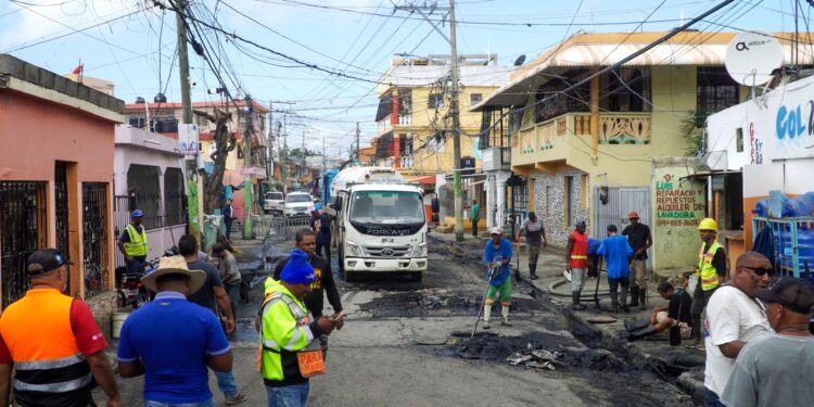 Dío Astacio lleva solución definitiva a Maquitería tras más de 40 años de inundaciones
