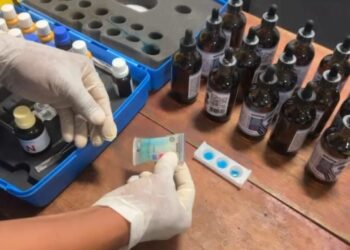 Ocupan 15 frascos de gotas para el pelo llenos de cocaína líquida