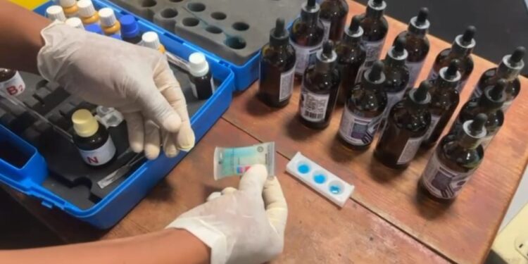 Ocupan 15 frascos de gotas para el pelo llenos de cocaína líquida