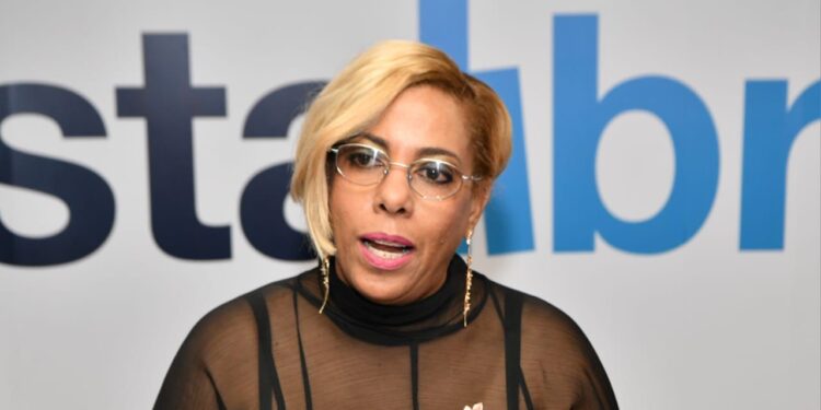 A salón lleno se presentó en la capital el libro «En la búsqueda del yo» de la doctora Scarlet Acosta