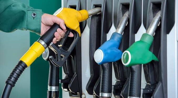 Gobierno mantiene precios de los combustibles esenciales