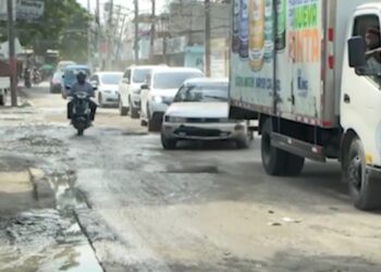 Residentes de Punta de Villa Mella viven entre calles destruidas y entaponamientos