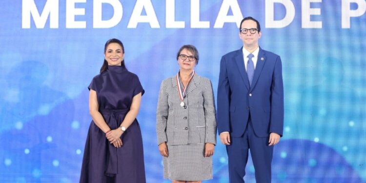 ISFODOSU es reconocido con medalla de plata en el Premio Nacional a la Calidad en el Sector Público 2025