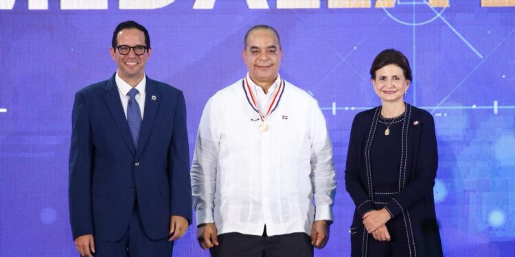 Vicepresidenta Raquel Peña entrega Premio Nacional a la Calidad en el Sector Público