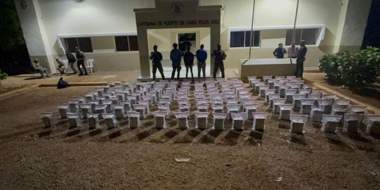 Atrapan tres hombres con 806 paquetes de presunta cocaína