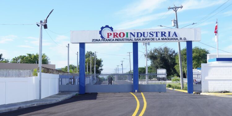 Gobierno transfiere fondos para construcción de dos nuevas naves industriales