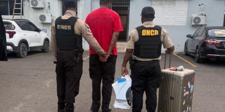 Arrestan otro extranjero en aeropuerto con siete paquetes de presunta marihuana