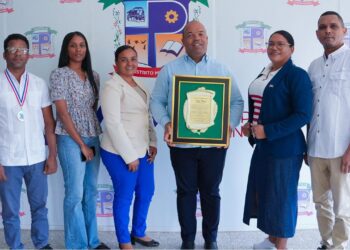 Consejo de Regidores de Pantoja reconoce al director regional 15 de Educación, Eddy Chávez Placencio