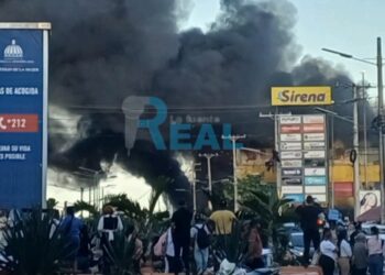 Se registra incendio en establecimiento comercial de Villa Mella