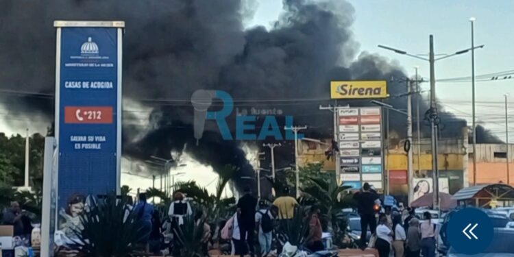 Se registra incendio en establecimiento comercial de Villa Mella