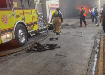 Sistema 911 coordina respuesta ante incendio en fábrica de plástico en Bajos de Haina