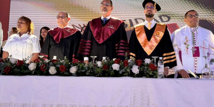 UFHEC gradúa 1,221 nuevos profesionales y destaca el rol de la educación para duplicar el PIB hacia 2036