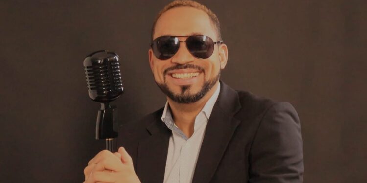 Néstor Alduey lanza video oficial de “No aprieten el botón”, un merengue bailable con humor y mensaje social