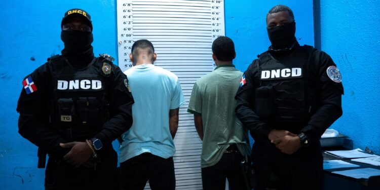 Extraditan dos hombres bajo los cargos de robo, fraude y porte de arma ilegal