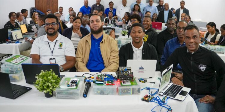 Regional 15 capacita a dinamizadores TIC en robótica educativa con Arduino