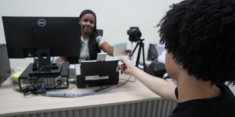 DGP lleva el Pasaporte Electrónico al Cibao