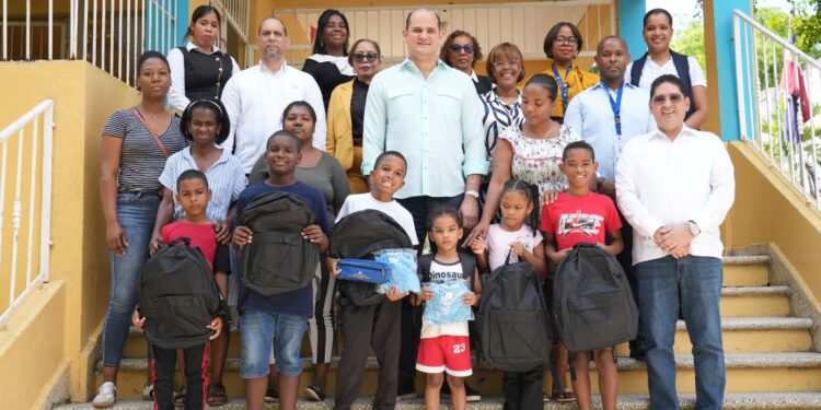 INABIE entrega útiles escolares a estudiantes afectados por lluvias