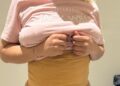 Intervienen mujer en aeropuerto con nueve láminas de presunta cocaína adheridas al cuerpo