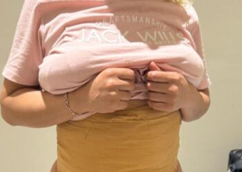 Intervienen mujer en aeropuerto con nueve láminas de presunta cocaína adheridas al cuerpo