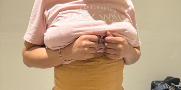 Intervienen mujer en aeropuerto con nueve láminas de presunta cocaína adheridas al cuerpo
