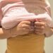 Intervienen mujer en aeropuerto con nueve láminas de presunta cocaína adheridas al cuerpo