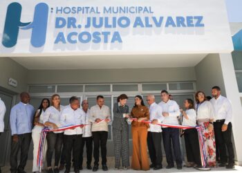 Raquel Peña y director del SNS entregan renovado hospital municipal de Castañuelas