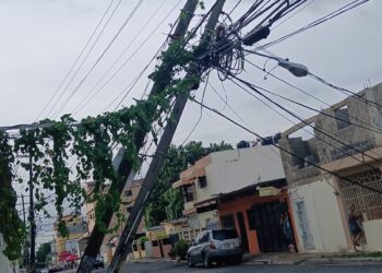 Edeeste informa sobre avería provocada por impacto de vehículo en poste de tendido eléctrico