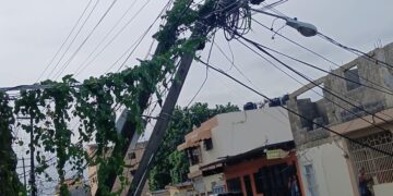 Edeeste informa sobre avería provocada por impacto de vehículo en poste de tendido eléctrico