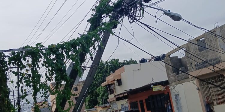 Edeeste informa sobre avería provocada por impacto de vehículo en poste de tendido eléctrico
