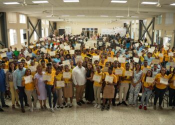 Regional 15 de Educación entrega certificados a estudiantes de Primaria del Subsistema de Jóvenes y Adultos