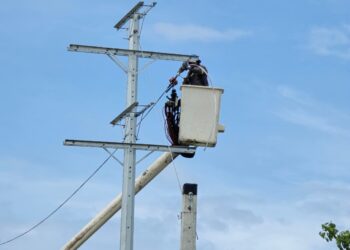 EDEESTE ejecuta trabajos de reconfiguración de red y puesta en servicio de nuevos circuitos en La Caleta